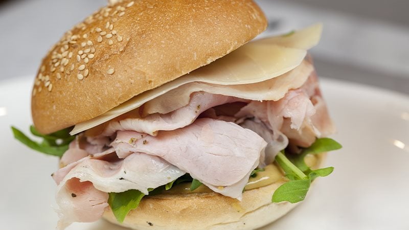 Panino con il prosciutto cotto e formaggio-1